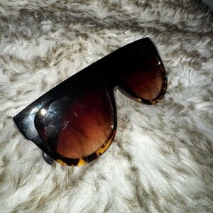 Stylish Black and Tortoise Sunglasses